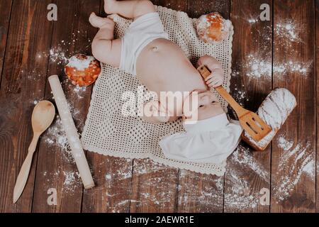 das Baby im Chefkoch Mehl Brötchen Brot Stockfoto