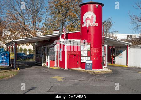 Die Scheune, ein Antrieb durch Mini Supermarkt Convenience Store auf Gerard Straße in Huntington, Long Island, New York. Die b Stockfoto