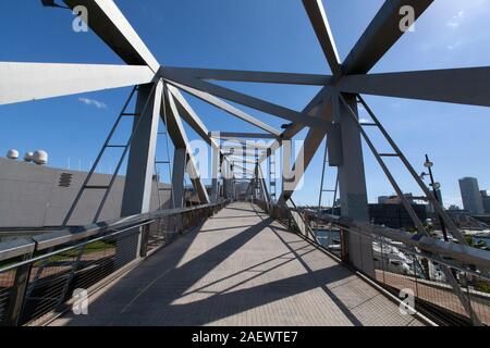 Barcelona, Spanien - 29. Juni 2014: Brücke Parque del Forum Stockfoto