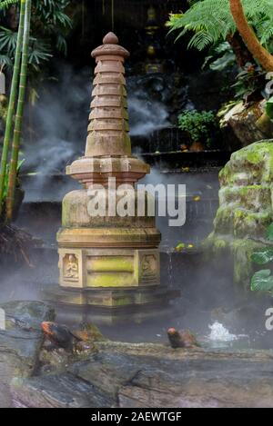 Wat Saket Wasserfall in einem Garten Nebel um Stockfoto