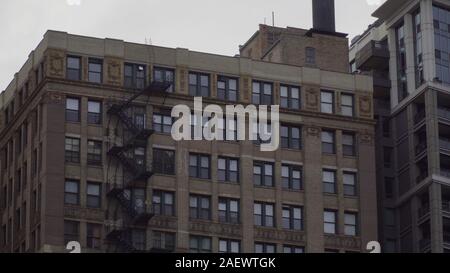 Typische Generic Tag Zeit zur Gründung geschossen von einem städtischen Gebäude Fassade. Notausgang an der Außenseite der Fassade für Sicherheit Stockfoto