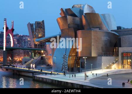 Guggenheim Museum für zeitgenössische Kunst in Bilbao in der Dämmerung Stockfoto