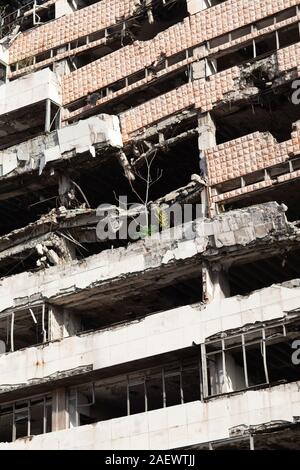 Krieg Zerstörung in Belgrad, Serbien. Die jugoslawische Bundesministerium der Verteidigung Gebäude bombardiert und im Jahr 1999 durch die NATO-Streitkräfte der Koalition beschädigt. Stockfoto