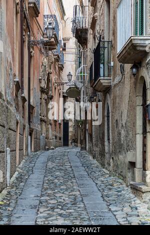 Enge gepflasterte Straße in Tropea mit alten Gebäuden Stockfoto