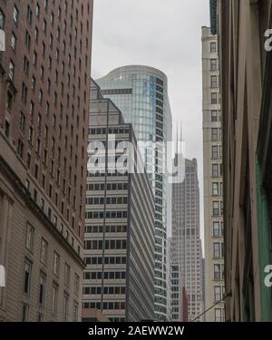 Gerade nach oben vertikale Ansicht von generischen Apartment Gebäude während des Tages. Typische DX zur Gründung shot in der amerikanischen Architektur Stadt Stockfoto