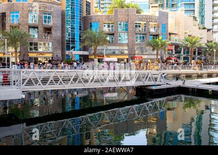 Dubai/VAE - November 11, 2019: Dubai Marina moderne Viertel mit vielen Touristen. Schönen Dubai Marina Promenade voller Touristen. Masse der Leute. Stockfoto