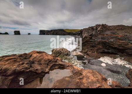 Die kleine Halbinsel, oder Vorgebirge, Dyrholaey (120 m) (früher bekannt als Cape Portland von englischen Seeleute) an der Südküste Islands befindet, nicht Stockfoto