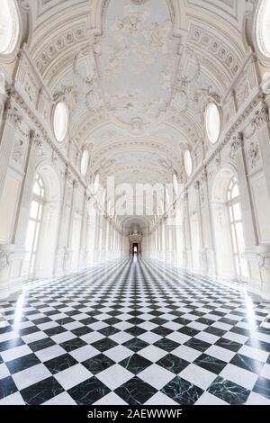 Venaria, Italien, 27. Juni 2014: Reggia von Venaria Reale. Ansicht der Galleria di Diana in Venaria Royal Palace, Turin, Rumänien Stockfoto