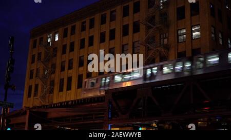 Chicago Loop Zug vorbei an Downtown Apartment Gebäude in der Nacht auf Overhead erhöhten Spur durch die Stadt. Öffentliche Verkehrsmittel in die Stadt Nachtleben Stockfoto