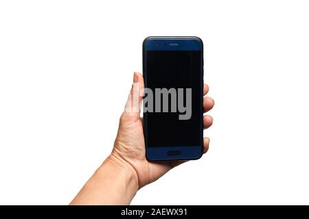 Blau Smartphone mit einem schwarzen Bildschirm in eine weibliche Hand auf weißem Hintergrund Stockfoto