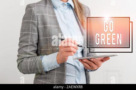 Wort schreiben Text Go Green. Business Foto präsentiert, die mehr umweltfreundliche Entscheidungen so Verringern, Recyceln Business Frau zeigt in zuvorzukommen. Stockfoto