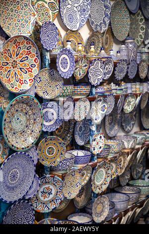 Exuberant marokkanischen Muster auf Keramik auf Verkauf in Street Market im Fez Stockfoto