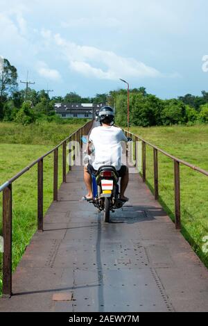 Handgefertigte alte Eiserne Brücke Phangnga Province. Symbol der von Taku Pa Takuapa Fluss, Thailand. Stockfoto