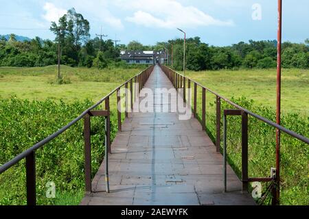 Handgefertigte alte Eiserne Brücke Phangnga Province. Symbol der von Taku Pa, Thailand. Stockfoto