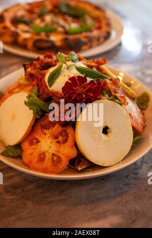 Schüssel Salat an zappi Caffe Restaurant in Lissabon, Portugal Stockfoto