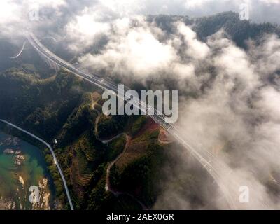 Yunnan, Guizhou, China. 11 Dez, 2019. Guizhou, China - ein starker Nebel erscheint in Bakai Stadt, Rongjiang County, qiandongnan Miao und Dong autonomen Präfektur, Südwesten Chinas Provinz Guizhou, Dez. 9, 2018. Die Straßen, Flüsse, Berge und so weiter am Rande der Stadt ein schönes Bild von Winter in den nebligen Morgen Nebel vorhanden. Credit: SIPA Asien/ZUMA Draht/Alamy leben Nachrichten Stockfoto