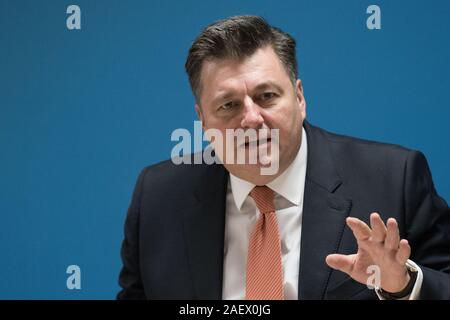 Berlin, Deutschland. 11 Dez, 2019. Andreas Geisel (SPD), der Berliner Senator für Inneres, bei der Präsentation der neuen Polizei Bild der organisierten Kriminalität. Die meisten der Täter der organisierten Kriminalität aus Osteuropa kommen. Quelle: Jörg Carstensen/dpa/Alamy leben Nachrichten Stockfoto