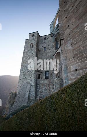 Die Sacra di San Michele, manchmal als Saint Michael's Abbey bekannt, ist eine religiösen Komplex auf dem Monte Pirchiriano Stockfoto