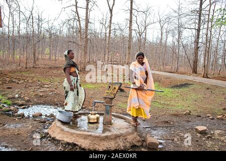 AMRAVATI, MAHARASHTRA, Indien, 11. JUNI 2017: Nicht identifizierte ländliche indische Frauen Wasser tragen auf ihren Köpfen in den traditionellen Töpfe der Handpumpe, alltäglichen W Stockfoto