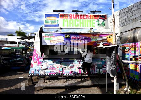 Antipolo City, Philippinen - Dezember 10, 2019: Niederlassung eines Bekannten und langjährigen lokalen snack Gelenk in der Ecke einen öffentlichen Parkplatz. Stockfoto