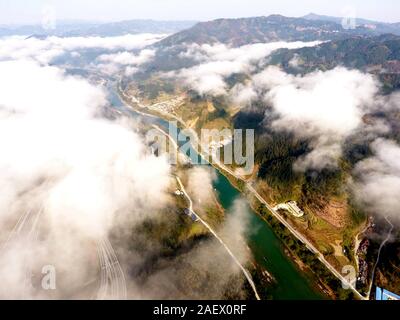 Yunnan, Guizhou, China. 11 Dez, 2019. Guizhou, China - ein starker Nebel erscheint in Bakai Stadt, Rongjiang County, qiandongnan Miao und Dong autonomen Präfektur, Südwesten Chinas Provinz Guizhou, Dez. 9, 2018. Die Straßen, Flüsse, Berge und so weiter am Rande der Stadt ein schönes Bild von Winter in den nebligen Morgen Nebel vorhanden. Credit: SIPA Asien/ZUMA Draht/Alamy leben Nachrichten Stockfoto