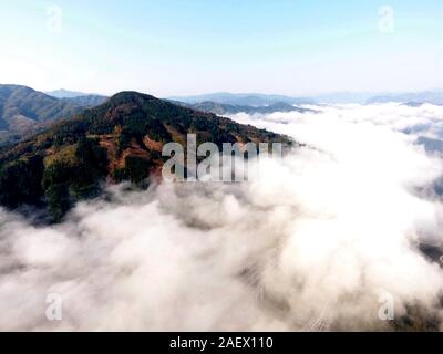 Yunnan, Guizhou, China. 11 Dez, 2019. Guizhou, China - ein starker Nebel erscheint in Bakai Stadt, Rongjiang County, qiandongnan Miao und Dong autonomen Präfektur, Südwesten Chinas Provinz Guizhou, Dez. 9, 2018. Die Straßen, Flüsse, Berge und so weiter am Rande der Stadt ein schönes Bild von Winter in den nebligen Morgen Nebel vorhanden. Credit: SIPA Asien/ZUMA Draht/Alamy leben Nachrichten Stockfoto