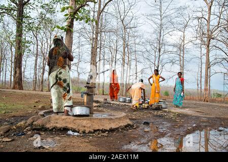 AMRAVATI, MAHARASHTRA, Indien, 11. JUNI 2017: Nicht identifizierte ländliche indische Frauen Wasser tragen auf ihren Köpfen in den traditionellen Töpfe der Handpumpe, alltäglichen W Stockfoto