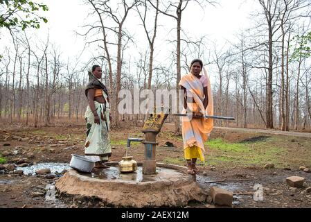 AMRAVATI, MAHARASHTRA, Indien, 11. JUNI 2017: Nicht identifizierte ländliche indische Frauen Wasser tragen auf ihren Köpfen in den traditionellen Töpfe der Handpumpe, alltäglichen W Stockfoto