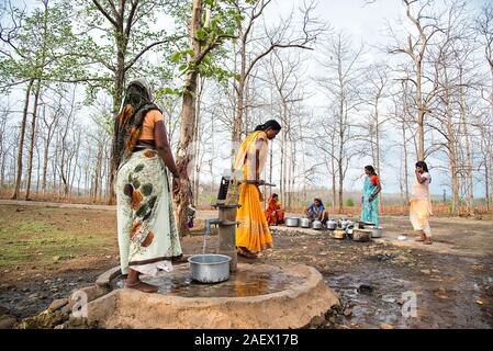 AMRAVATI, MAHARASHTRA, Indien, 11. JUNI 2017: Nicht identifizierte ländliche indische Frauen Wasser tragen auf ihren Köpfen in den traditionellen Töpfe der Handpumpe, alltäglichen W Stockfoto