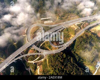 Yunnan, Guizhou, China. 11 Dez, 2019. Guizhou, China - ein starker Nebel erscheint in Bakai Stadt, Rongjiang County, qiandongnan Miao und Dong autonomen Präfektur, Südwesten Chinas Provinz Guizhou, Dez. 9, 2018. Die Straßen, Flüsse, Berge und so weiter am Rande der Stadt ein schönes Bild von Winter in den nebligen Morgen Nebel vorhanden. Credit: SIPA Asien/ZUMA Draht/Alamy leben Nachrichten Stockfoto