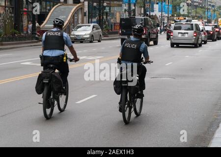 Chicago, USA - ca. 2019: Chicago PD Offizier auf Bike Patrouille reiten auf Straße der Innenstadt Stockfoto