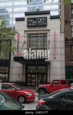 Chicago, USA - ca. 2019: Saks neben der 5. Avenue Einzelhandel Bekleidung Fashion Store in der Innenstadt Stockfoto