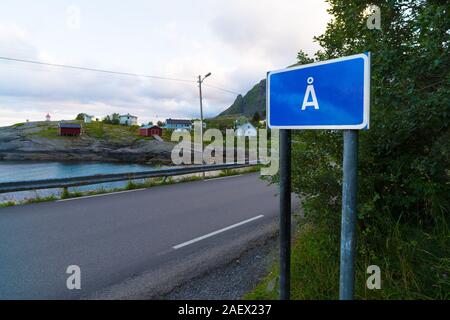 Ortsschild des kleinen Fischerdorf Å auf den Lofoten im Norden Norwegens Stockfoto