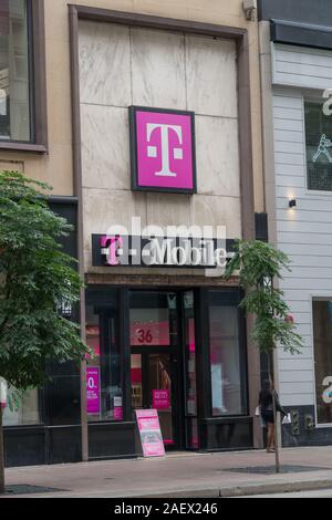Chicago, USA - ca. 2019: T-Mobile Store Exterieur storefront Fassade Foto. Wireliess Handy Service Provider. Stockfoto