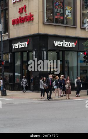 Chicago, USA - ca. 2019: Verizon Wireless Store auf belebten Stadt Straße Ecke während des Tages Stockfoto