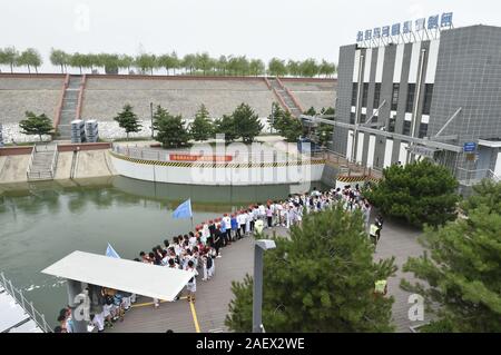 (191211) - Peking, Dez. 11, 2019 (Xinhua) - Studenten besuchen ein Teil der mittleren Strecke von Süden nach Norden wasser Abzweigung Projekt im Bezirk Fangshan in Peking, der Hauptstadt von China, 9. Juli 2019. (Xinhua / Lu Peng) Stockfoto