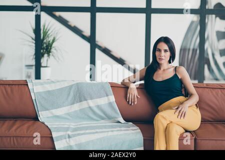 Portrait von ihr, daß sie schön - Attraktive bezaubernd schöne Winsome gepflegte Dame sitzt auf einem Sofa in der modernen Interieur Glas offenen Raum Wohnung suchen Stockfoto