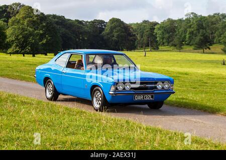 1972 blauer Ford Cortina 2000 GT in den Siebzigern; klassische Autos, geschichte, geschätzt, alte Timers, Ein restaurierter Veteran aus alten Zeiten, 70s Fahrzeuge aus vergangenen Zeiten, die für die historische Mark Woodward-Autoveranstaltung in Leighton Hall, Carnforth, Großbritannien, eintreffen Stockfoto