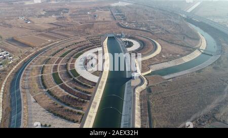 Peking, China. 26 Nov, 2019. Luftaufnahme auf November 26, 2019 zeigt den Kanal des Südens-zu-North water Diversion Project in Shijiazhuang der Provinz Hebei in China übernommen. Credit: Yang Shiyao/Xinhua/Alamy leben Nachrichten Stockfoto