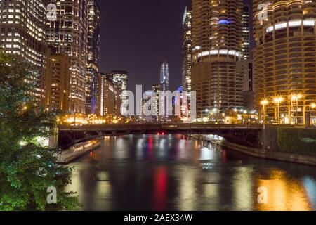 Nacht Zeit außen zur Gründung shot mit Blick auf den Chicago River im vorderen Bereich mit Skyline in dunklen Himmel leuchtet aus reflektierenden Wasser in schönen Szen Stockfoto