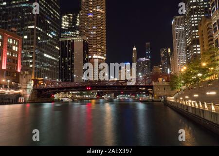 Chicago, USA - ca. 2019: Nacht über der Chicago River Skyline bei Nacht mit Hotels und Luxus Wohnung und Büro Gebäude im Hintergrund filli Stockfoto