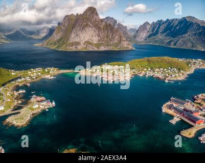 Reine vom Reinebringen, Blick auf die atemberaubenden Berge der Lofoten Inseln, Norwegen Stockfoto