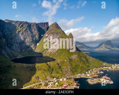 Reine vom Reinebringen, Blick auf die atemberaubenden Berge der Lofoten Inseln, Norwegen Stockfoto