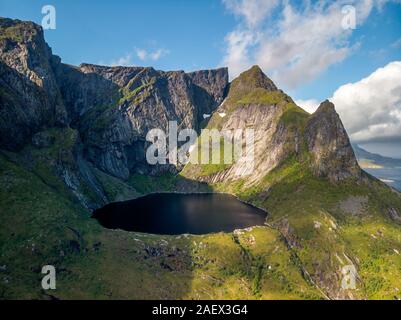 Reine vom Reinebringen, Blick auf die atemberaubenden Berge der Lofoten Inseln, Norwegen Stockfoto
