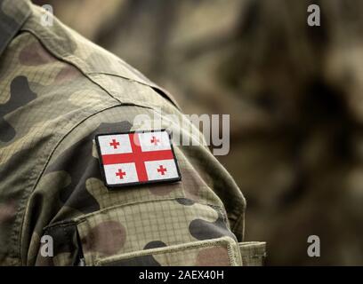 Flagge von Georgia auf militärischen Uniform. Armee, Bundeswehr, Soldaten. Collage. Stockfoto