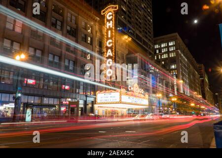 Chicago, IL - ca. 2019: Chicago Landmark Theater berühmten Schauplatz in der Innenstadt. Nacht Zeit außen zur Gründung lange Exposition der Ampel trai Schuß Stockfoto