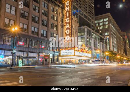 Chicago, IL - ca. 2019: Chicago Landmark Theater berühmten Schauplatz in der Innenstadt. Nacht Zeit außen zur Gründung lange Exposition der Ampel trai Schuß Stockfoto