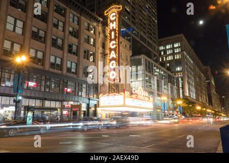 Chicago, IL - ca. 2019: Chicago Landmark Theater berühmten Schauplatz in der Innenstadt. Nacht Zeit außen zur Gründung lange Exposition der Ampel trai Schuß Stockfoto