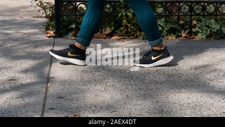 New York City, ca. 2019: Frau joggingin workout Strumpfhosen tragen Nike Running Sneakers für Athletic Footwear von berühmten Unternehmen Marke Stockfoto