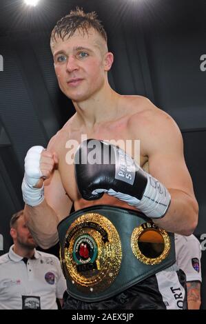 10 Dezember 2019, Österreich, zu gehen: Die deutschen Boxer Alem Begic im Kampf um die IBO internationale Titel gewinnt im Halbschwergewicht an der Nächstenliebe Fight Night in der Wellness Hotel tanglwirt" in der Nähe von Kitzbühel. Der Erlös geht an die "Hommage an Bambi gespendet werden - Kleine Helden e.V. Stiftung". Foto: Ursula Düren/dpa Stockfoto